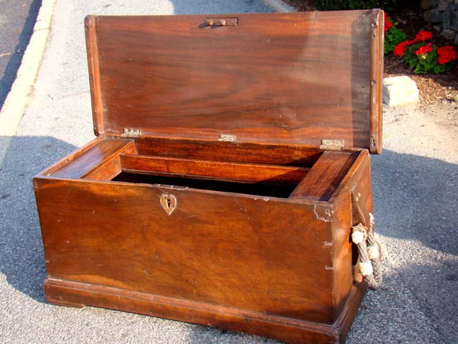 An 18th century 'style' seamans' chest with dovetailed construction — image 2